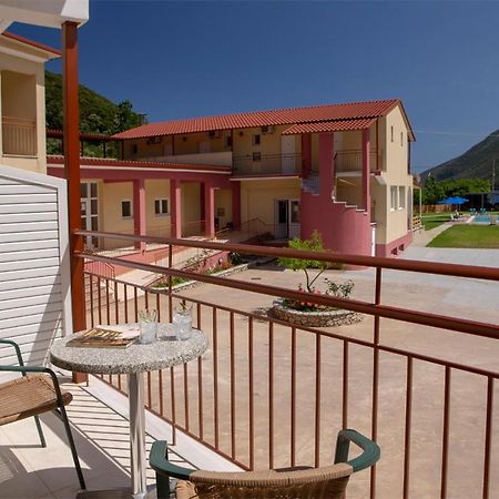 Menes Hotel Yénion 外观 照片