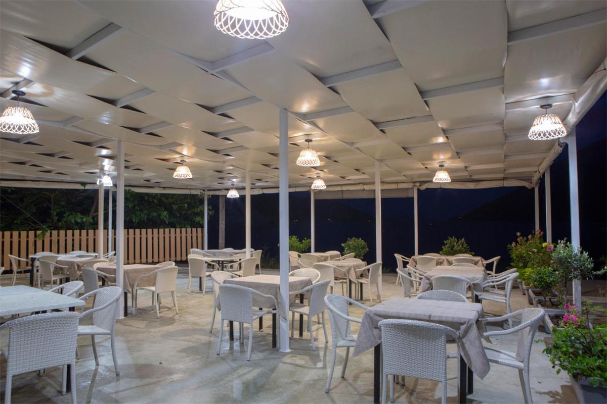 Menes Hotel Yénion 外观 照片