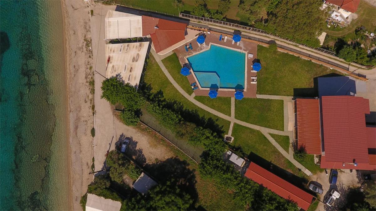 Menes Hotel Yénion 外观 照片
