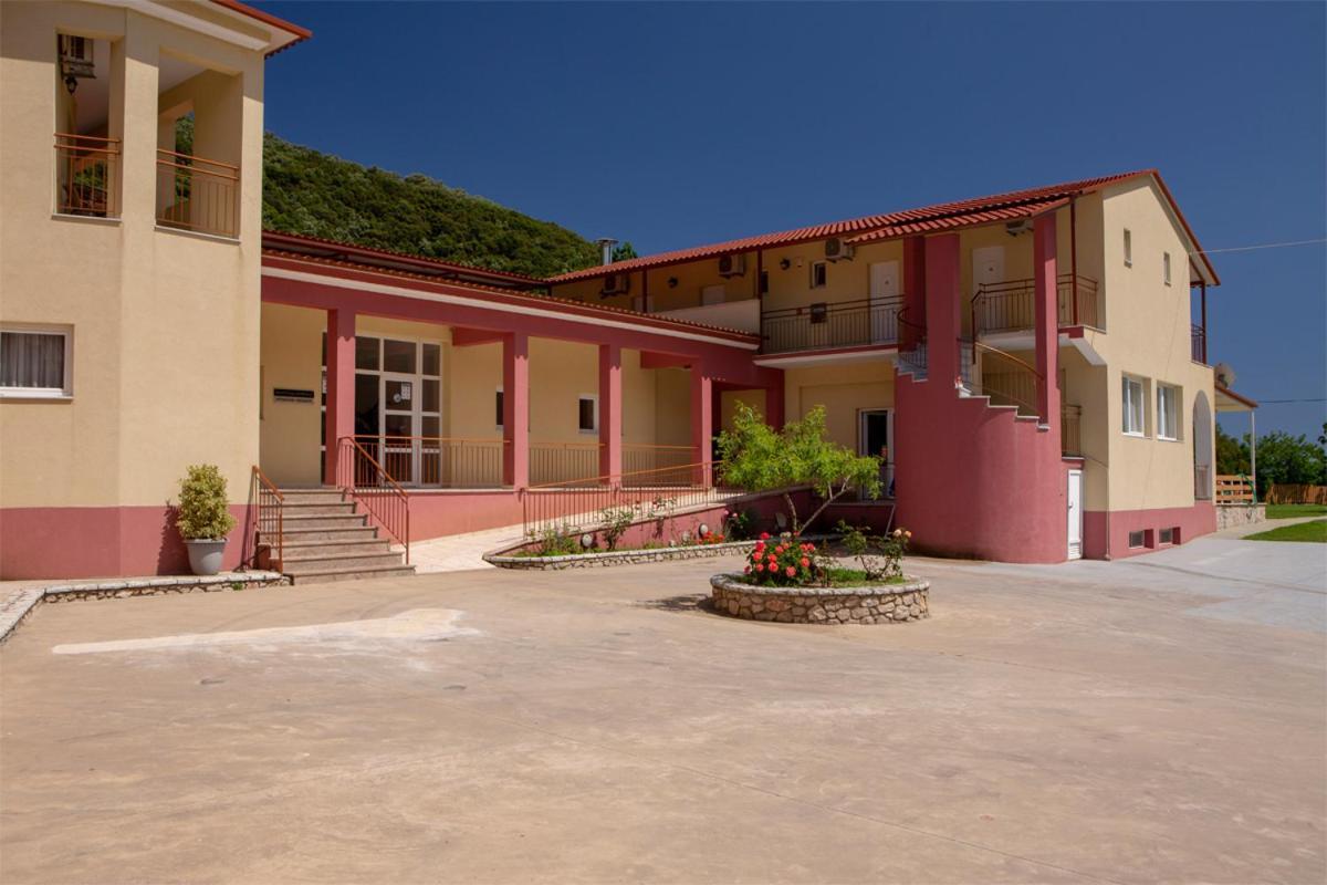 Menes Hotel Yénion 外观 照片