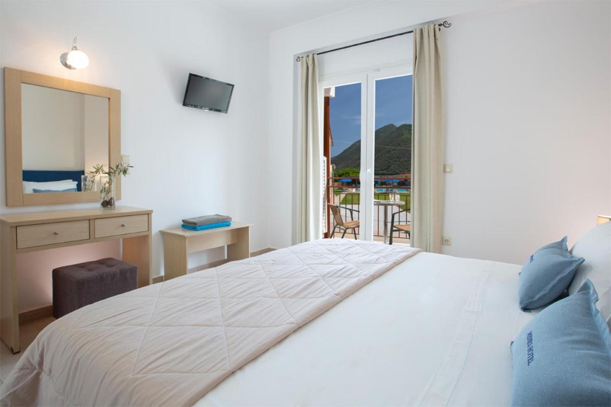 Menes Hotel Yénion 外观 照片